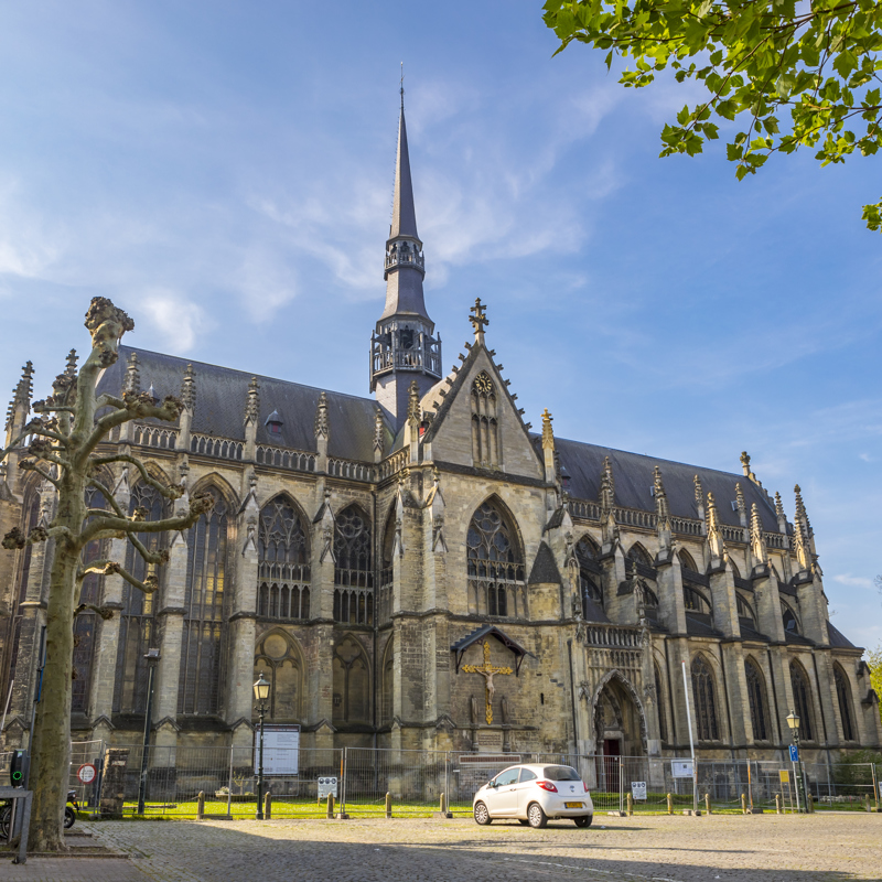 Basiliek Meerssen gefotografeerd van de voorzijde