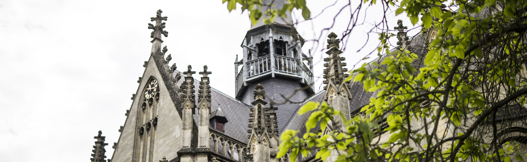 Basiliek Meerssen met het torentje midden op het gebouw