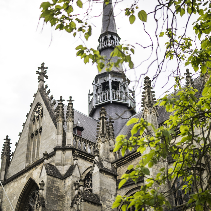 Basiliek Meerssen met het torentje midden op het gebouw