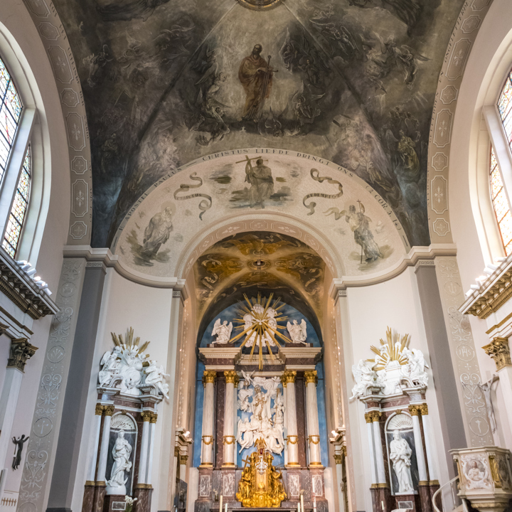 Klooster Wittem, in de kerk met zicht op het altaar en in de hoogte is ook het plafond te zien