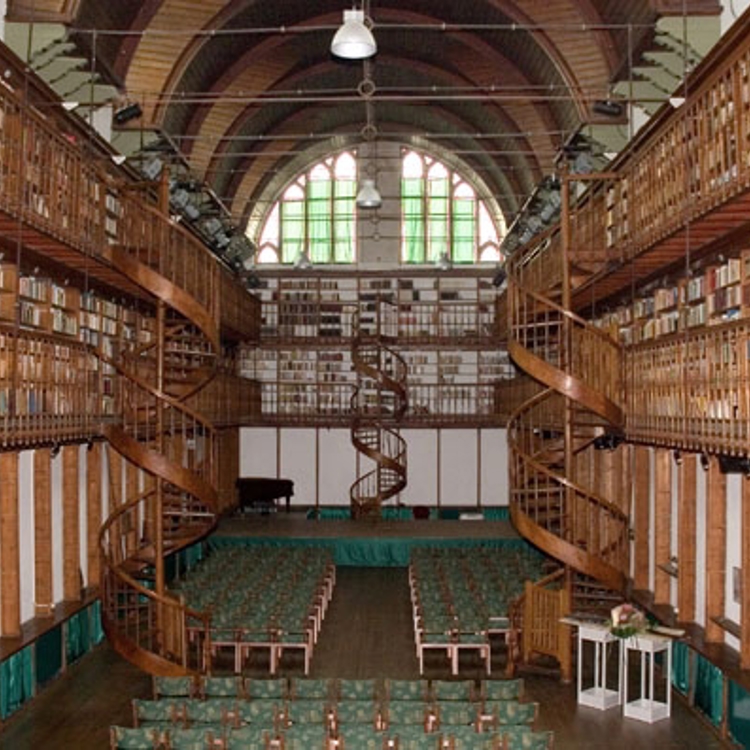 Kloosterbibliotheek met duizenden boeken te Wittem