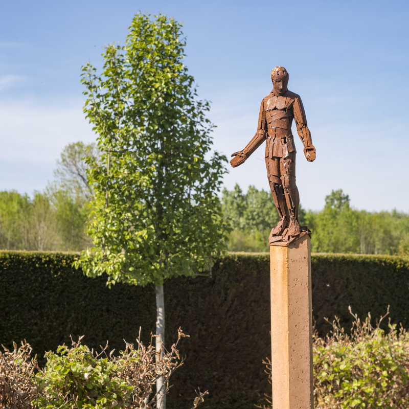 Beeld in de tuin van de Pater Karel Kapel in Munstergeleen