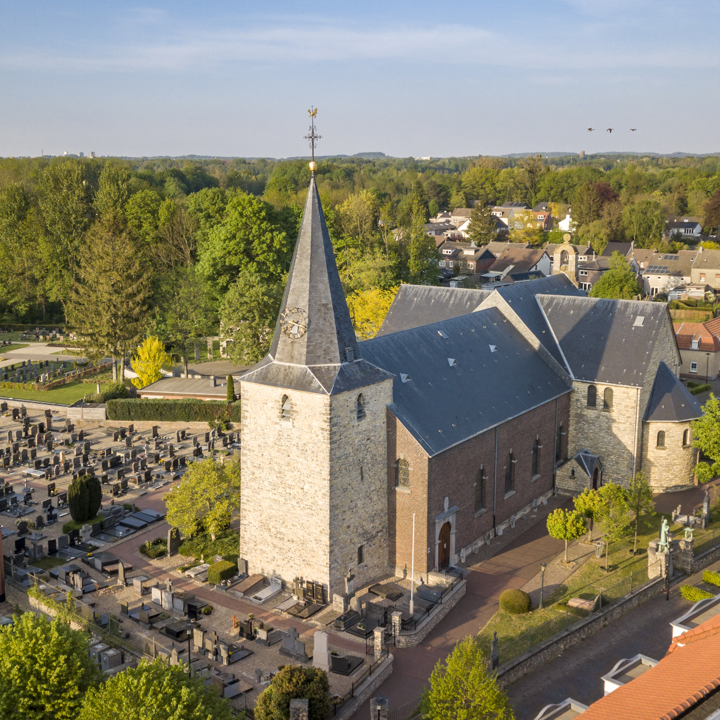 Luchtfoto van de Sint Laurentiuskerk in Voerendaal