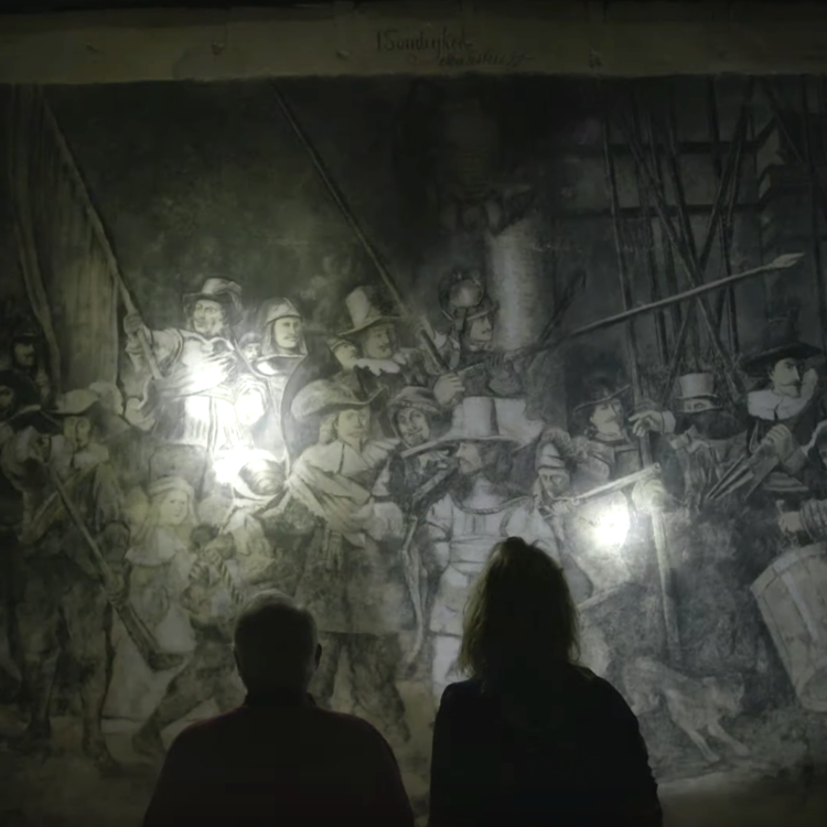 Twee wandelaars voor de Nachtwacht in de Zonneberg Grotten Mijn Pelgrimspad