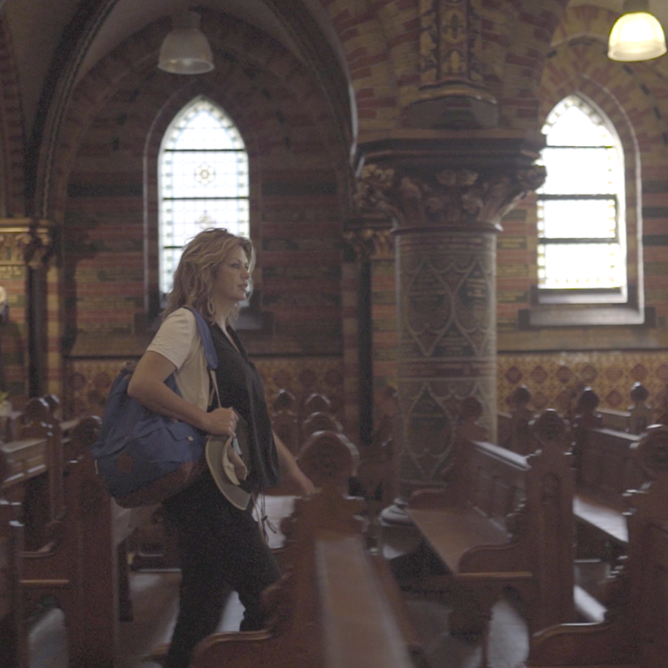 Wandelaarster in de Basiliek van Sittard Mijn Pelgrimspad