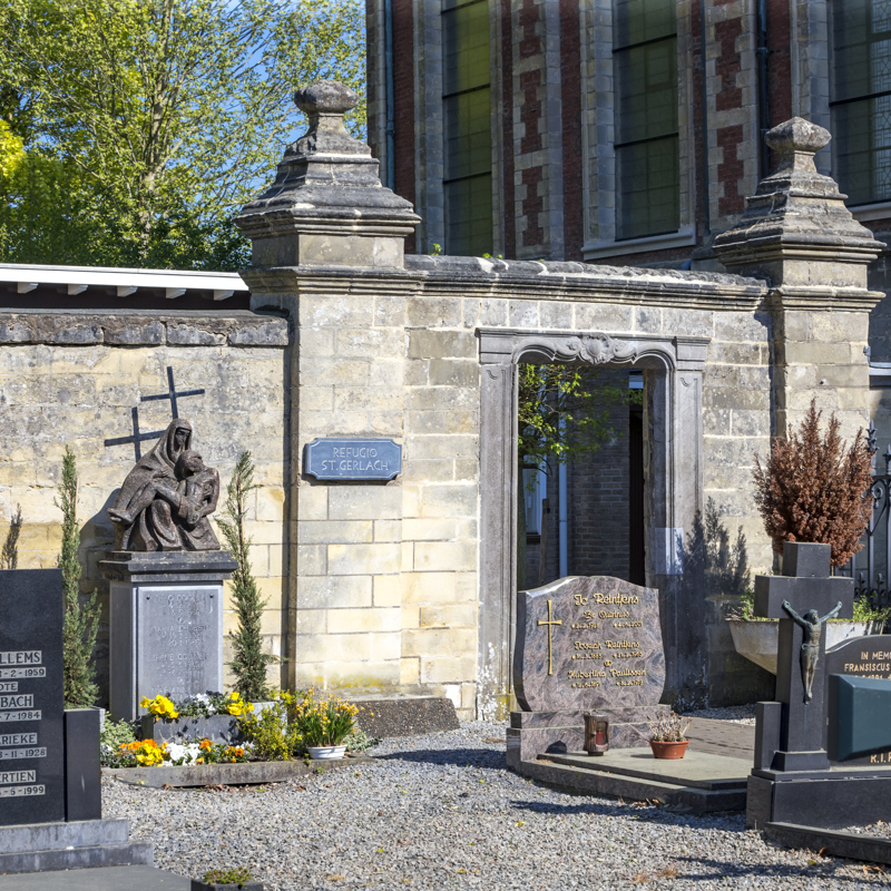 Refugio met poort bij begraafplaats in Houthem