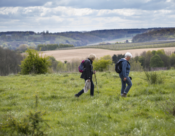 Panoramisch uitzicht met twee wandelende dames