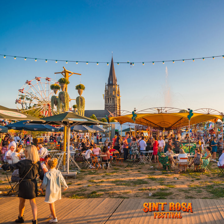 Het Sint Rosafestival op een zonnige dag met op de achtergrond de Michaelskerk