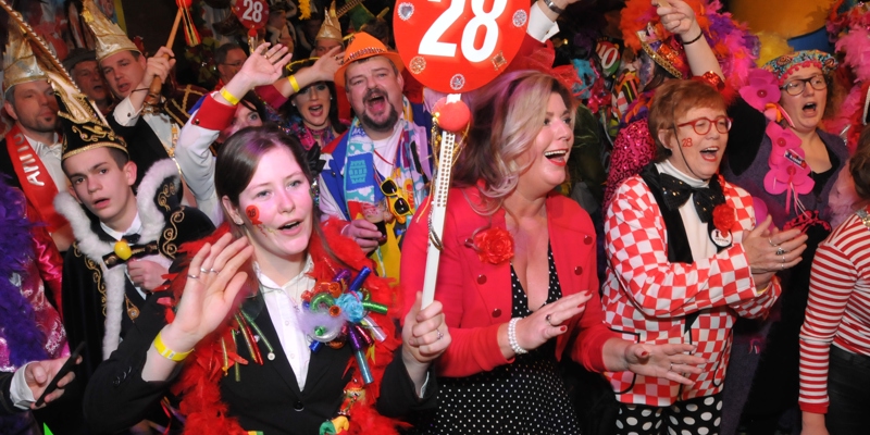 Gezellig dansen en zingen tijdens Carnaval