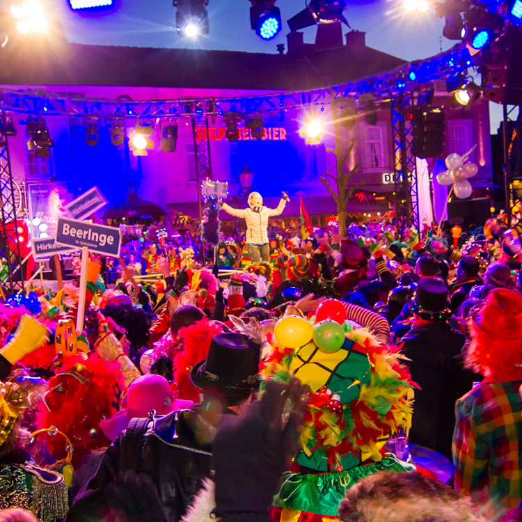 Carnaval Groeëte Gulpener Vastelaoves Finale Podium met veel mensen