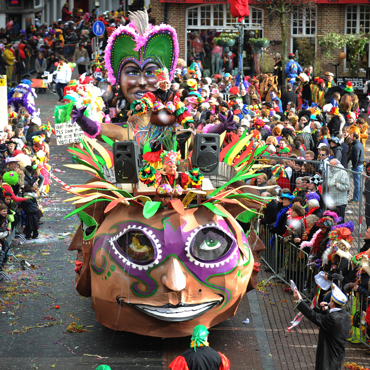 Carnavalswagen rijdt door de grote optocht in Sittard