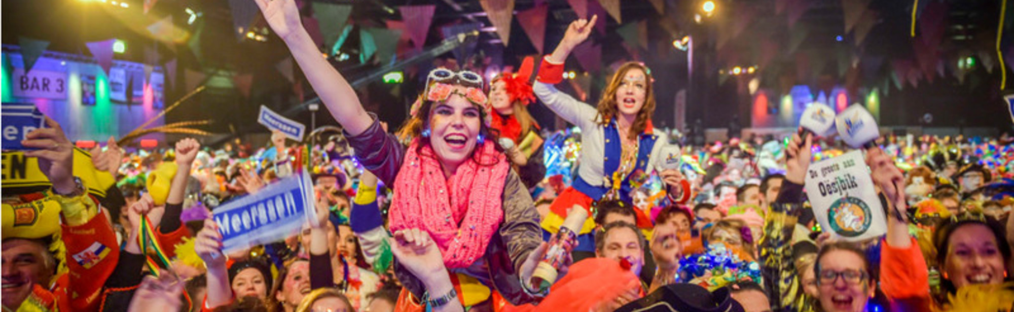 Feestende mensen in een zaal tijdens Carnaval