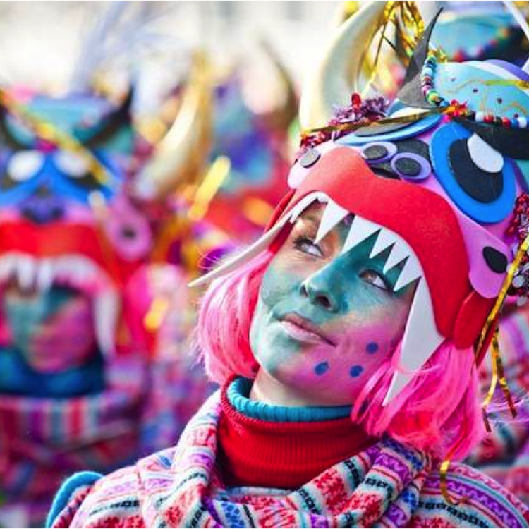 Vrouw in roze-blauwe tinten bij de Carnavalsoptocht in Heerlen 