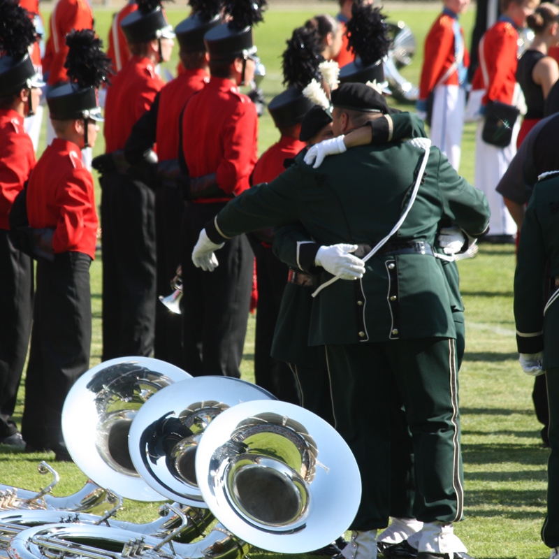 Wereld Muziek Concours met Muzikanten In Uniform Die Elkaar Omhelsen