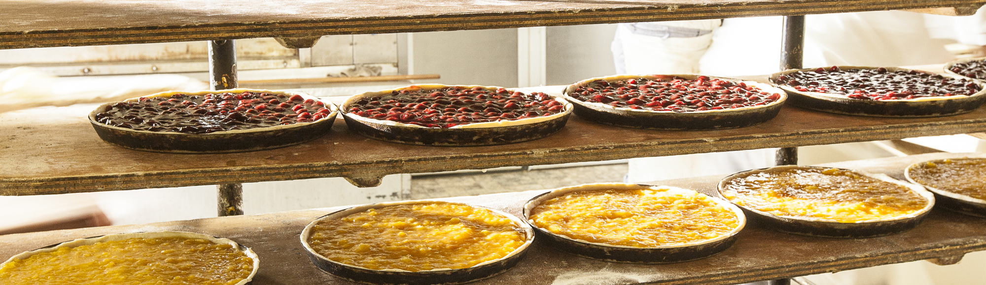 Diverse Soorten Limburgse Vlaai Op Houten Planken In Bakkerij In Zuid Limburg