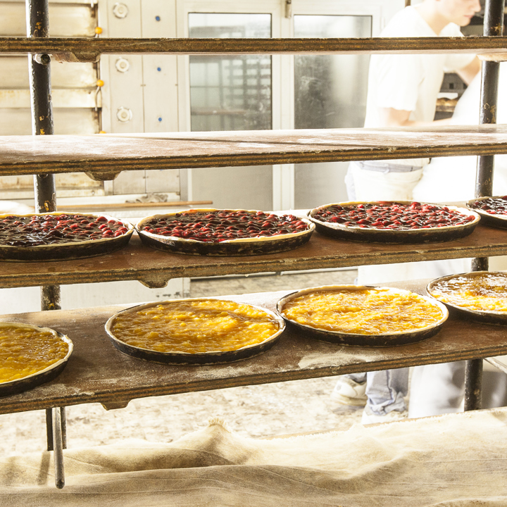 Diverse Soorten Limburgse Vlaai Op Houten Planken In Bakkerij In Zuid Limburg