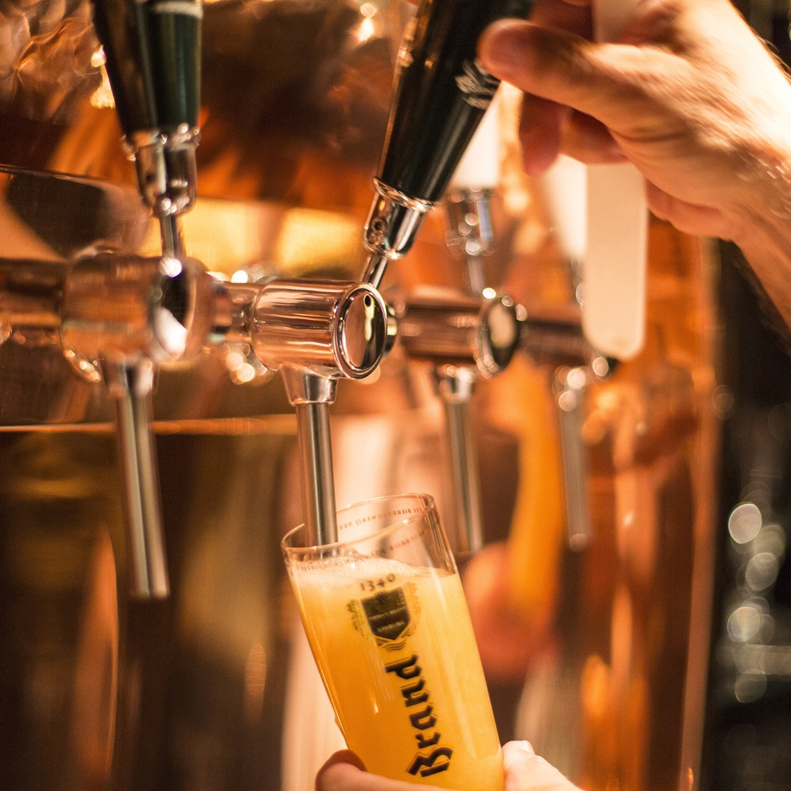 Tappen van een glas pils bij de Brand Bierbrouwerij