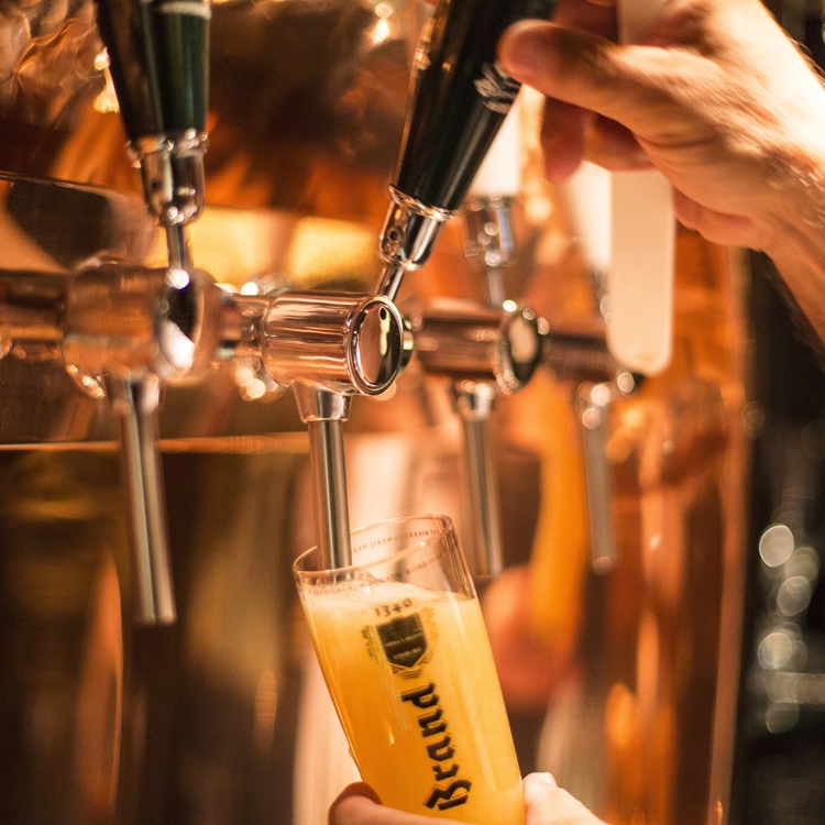 Tappen van een glas pils bij de Brand Bierbrouwerij