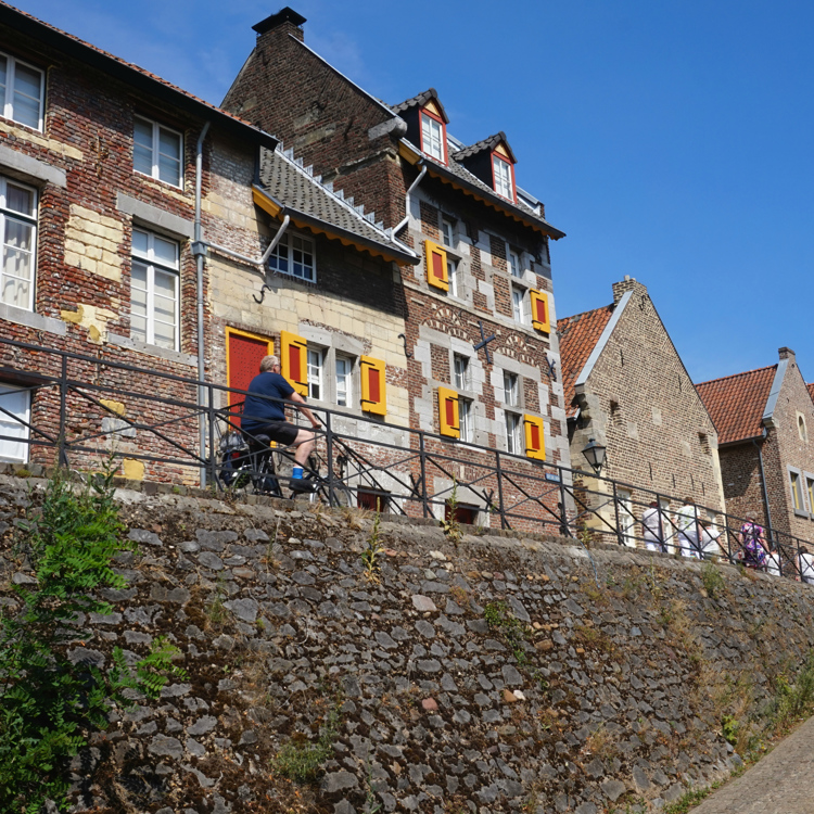 Fietser in de oude kern van Elsloo