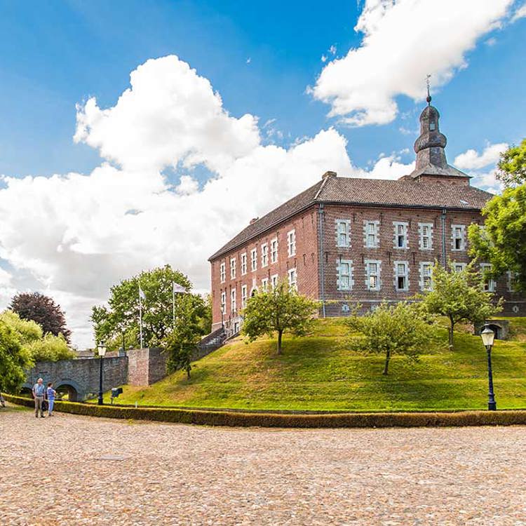 Binnenplaats van Kasteel Limbricht met zicht op het kasteel