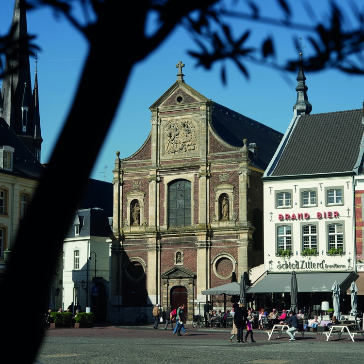 De St. Michielskerk op de markt in Sittard