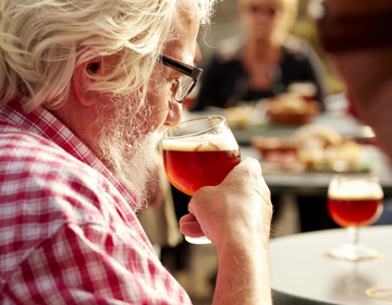 Man genietend van een speciaal biertje op het terras van Gasterie de Fontien in Stein gemaakt door Brouwerij de Fontein