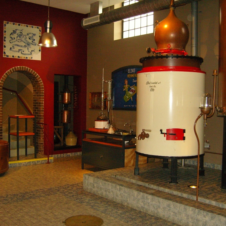 Distelleer ketel in het Elsmuseum Beek