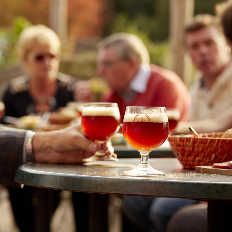 Op het terras van Gasterie de Fontein in Stein met een biertje van Brouwerij de Fontein