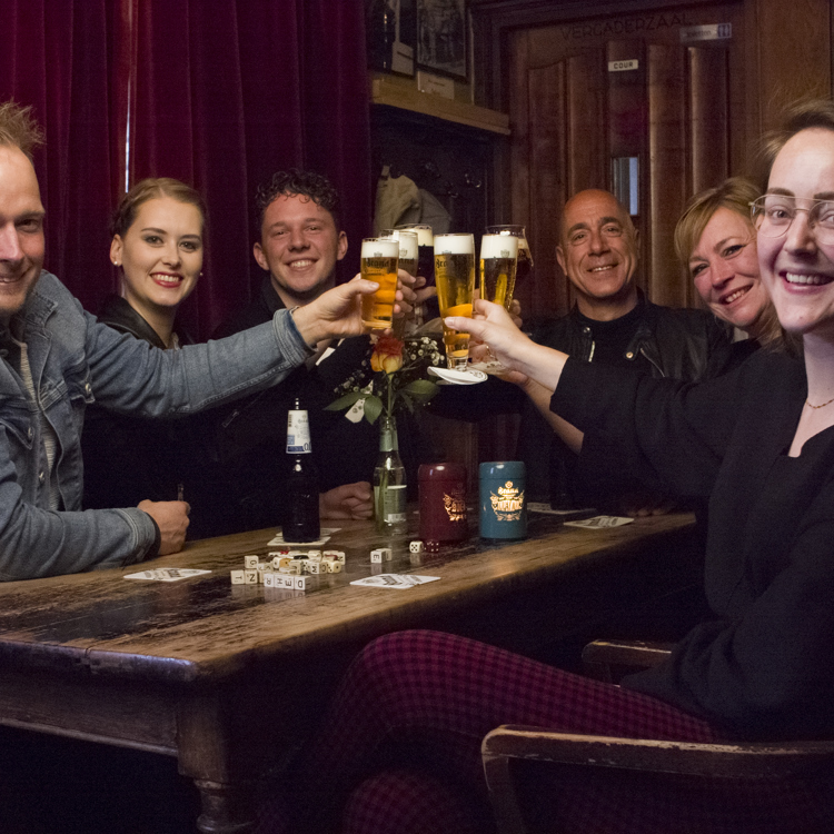 Groep vrienden die een glas proosten tijdens de Sittardse Brandslang