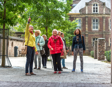 Groep wandelaars met een stadsgids in Sittard