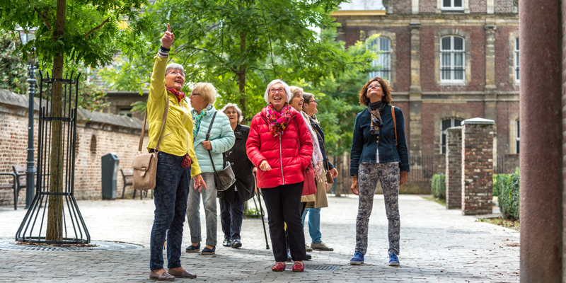 Groep wandelaars met een stadsgids in Sittard