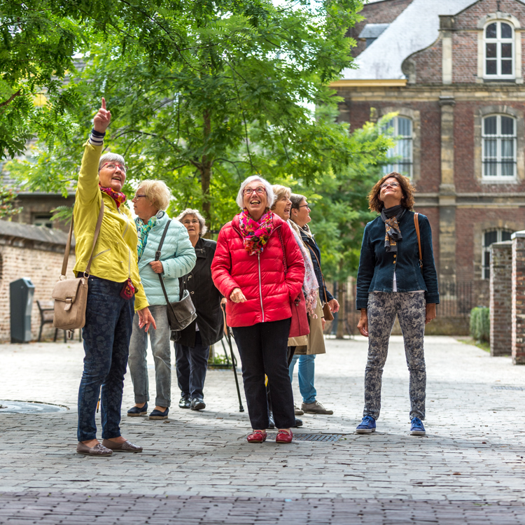 Groep wandelaars met een stadsgids in Sittard