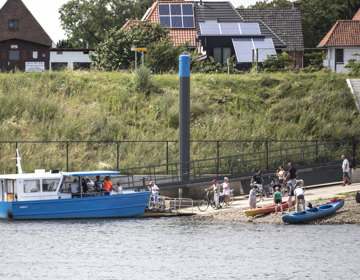 Opstappen op het veerpontje in Geulle voor een oversteek met de fiets