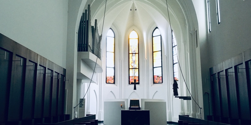 De abdijkerk bij Cisterciënserabdij Lilbosch met glas in lood ramen