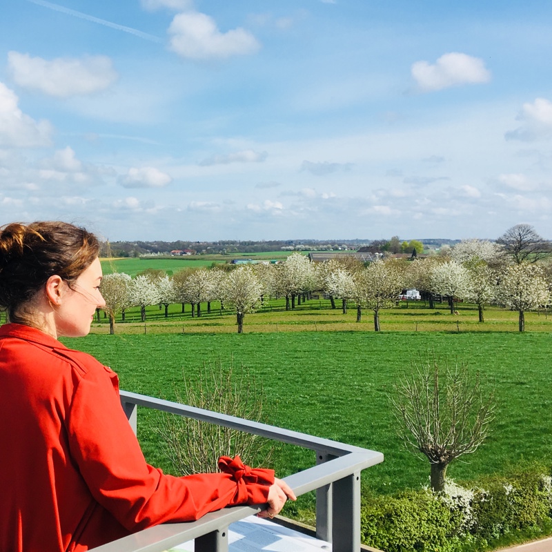 Blog Jenneke Hallo Lente op uitzichtsplatform met zicht op bomen met bloesem