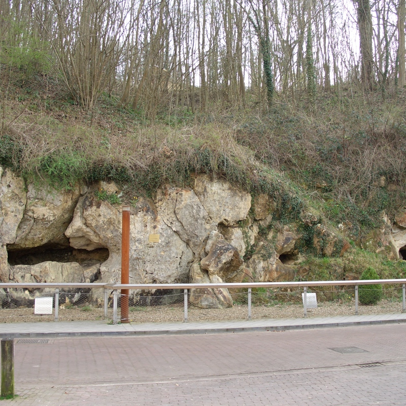 Een vooraanzicht van de vuursteenmijn in Valkenburg met gaten in de muren. 