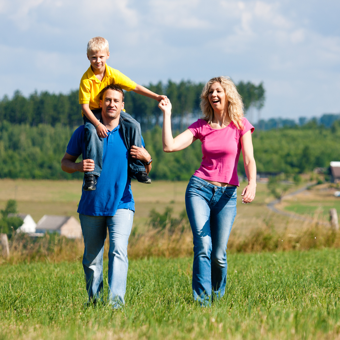 Gezin met kind wandelend in het Heuvellandschap (Stockfoto)