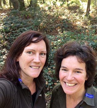 Twee vrouwelijke boswachters maken een selfie in het bos