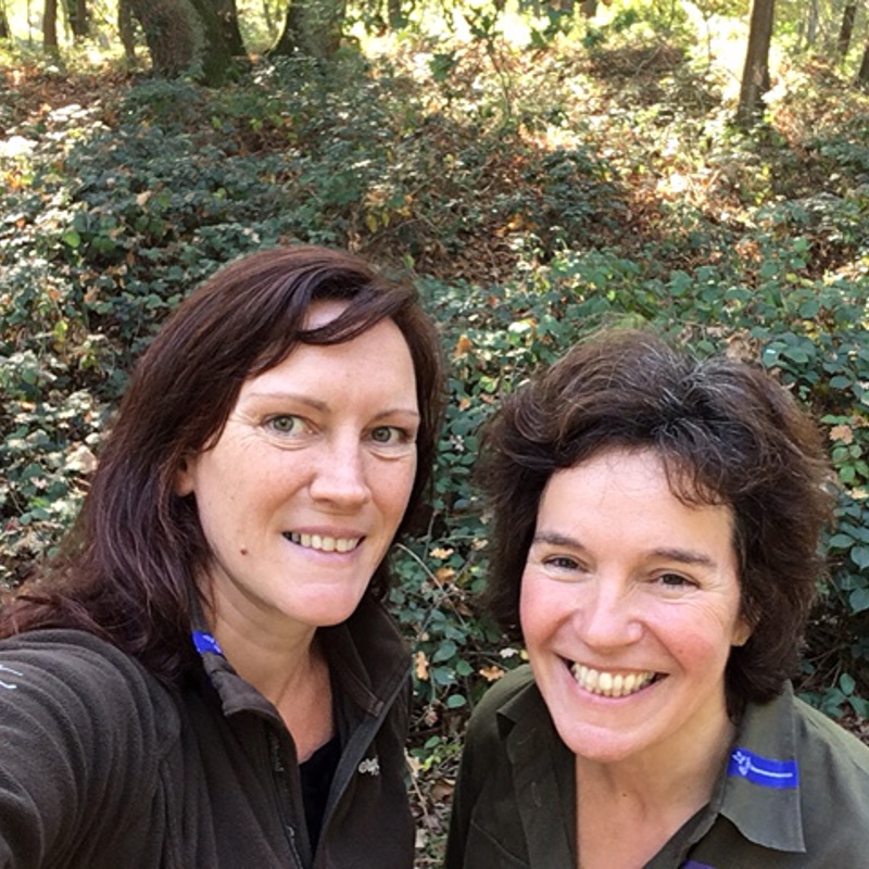 Twee vrouwelijke boswachters maken een selfie in het bos