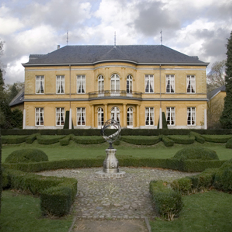 Kasteel Oost voorzijde met zonnewijzer