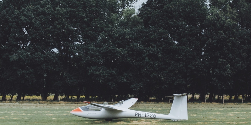 Zweefvliegtuig in een veld bij de Schinveldse Bossen