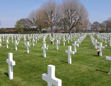 Zicht op vele witte kruizen op de Amerikaanse begraafplaats in Margraten
