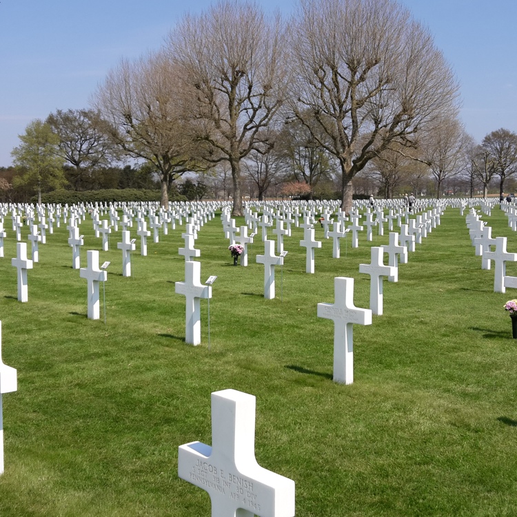 Zicht op vele witte kruizen op de Amerikaanse begraafplaats in Margraten
