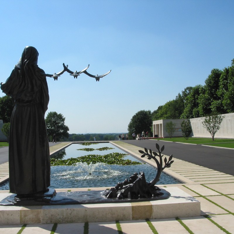 Amerikaanse Begraafplaats Kerkhof Pleinbeeld monument in Margraten