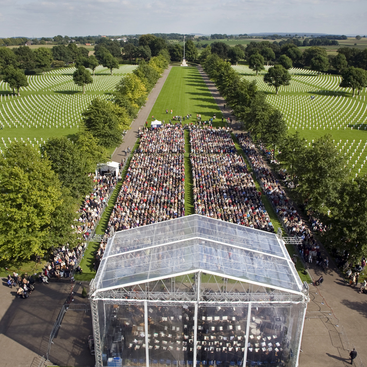 Bovenaanzicht op concert en publiek tijdens Memorial Day op de Amerikaanse begraafplaats Margraten