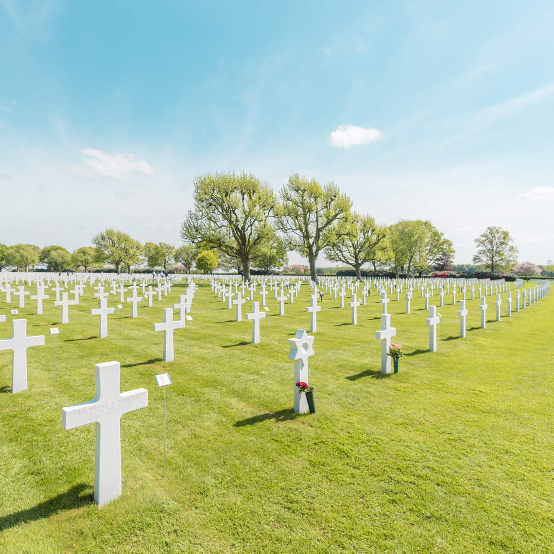 Rijen van witte kruizen op Amerikaanse begraafplaats in Margraten
