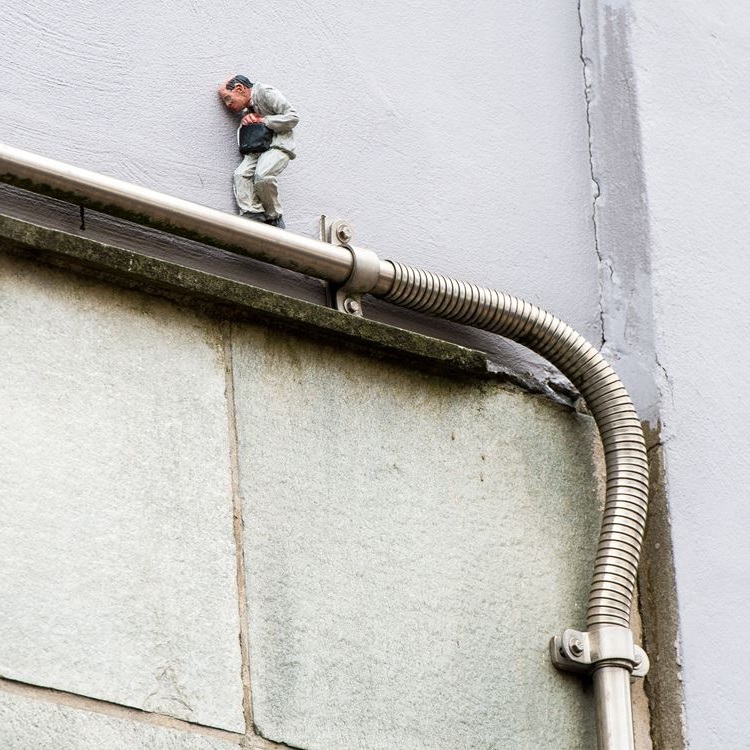 Mural van een klein mannetje in Heerlen van de Spaanse kunstenaar Isaac Cordal