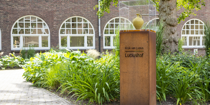 Monument van de Kruik van Lucius te vinden in de Luciushof te Heerlen