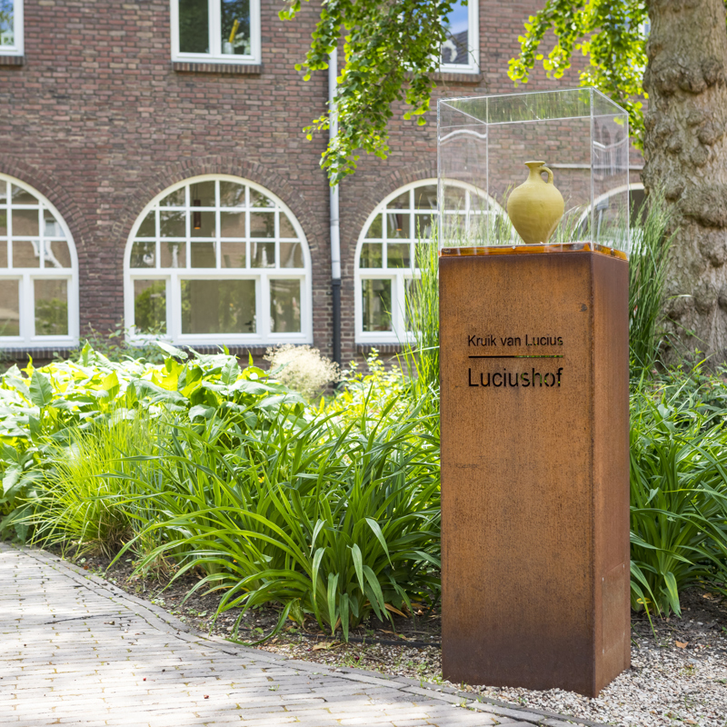 Monument van de Kruik van Lucius te vinden in de Luciushof te Heerlen