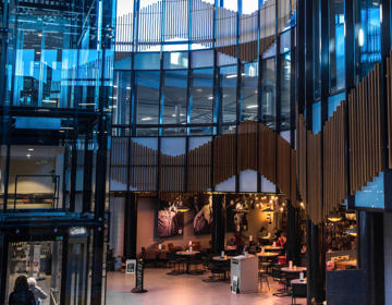 Het interieur van Makado Beek met een restaurantje en lift